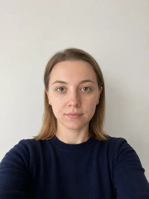 Приклад вдалого вхідного селфі: жінка анфас на тлі рівної світлої стіни