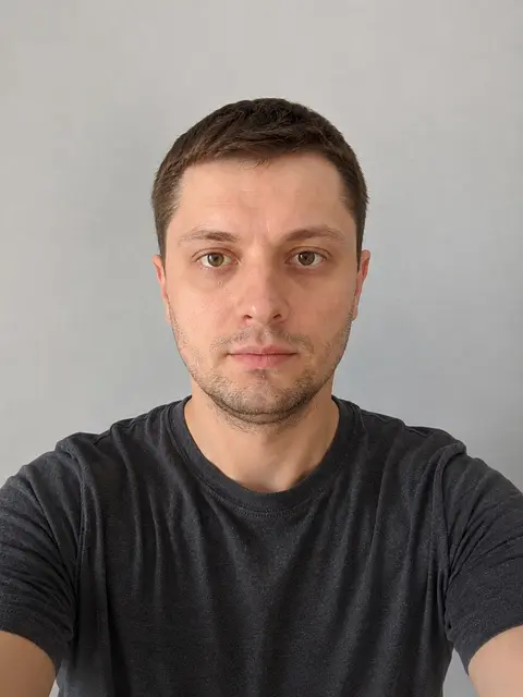 Приклад вдалого вхідного селфі: чоловік анфас на тлі рівної світлої стіни